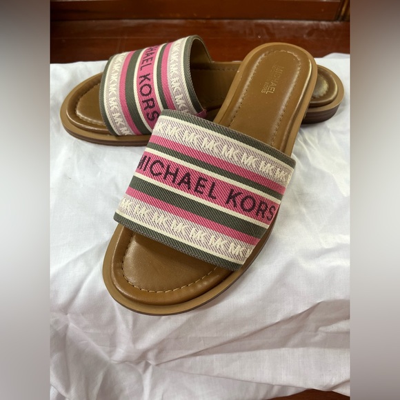 Michael Kors Flat Sandal with Logo. - Picture 2 of 3